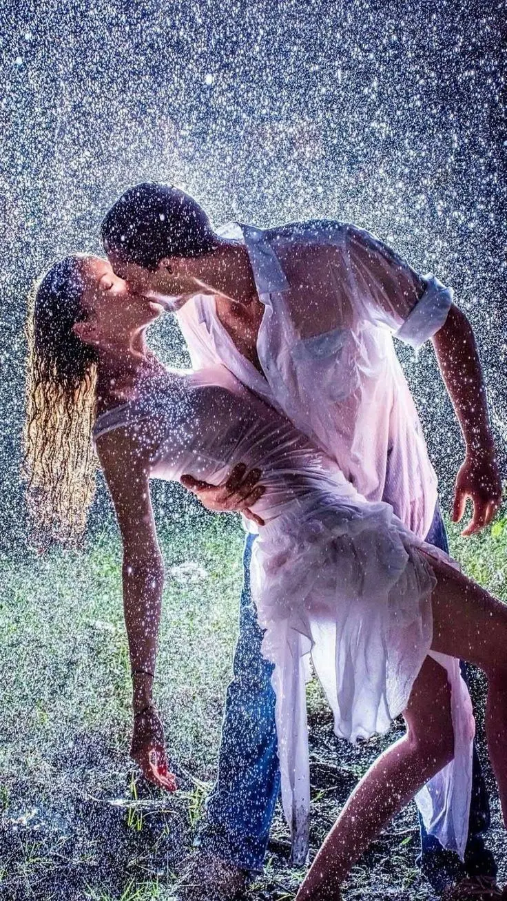 Hình nền mưa rơi buồn, gợi nhớ những kỷ niệm trong mưa