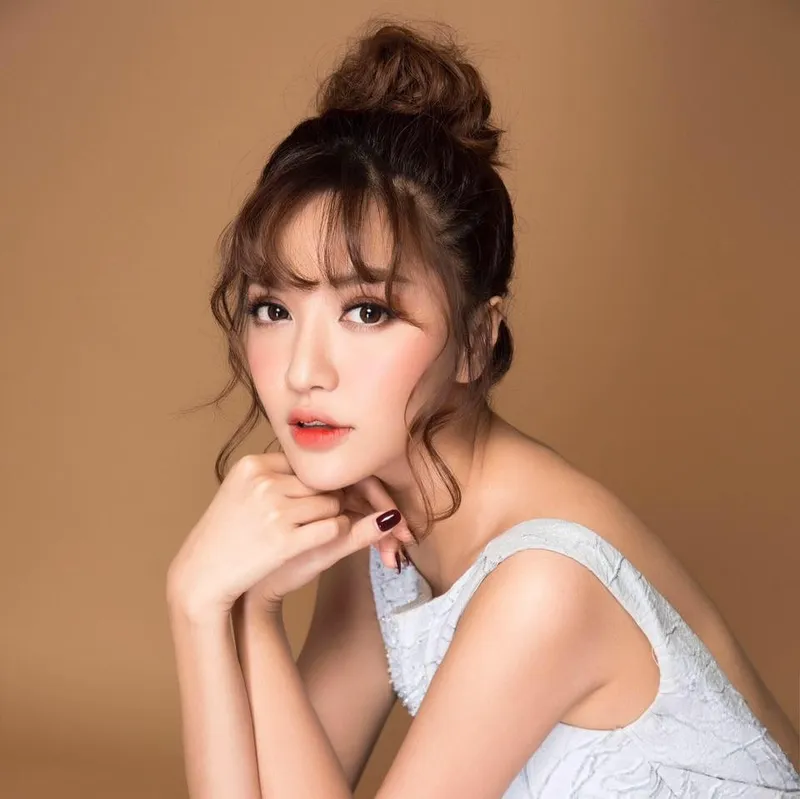 Gương mặt rạng ngời của Bích Phương khi biểu diễn Gương mặt rạng ngời của Bích Phương khi biểu diễn