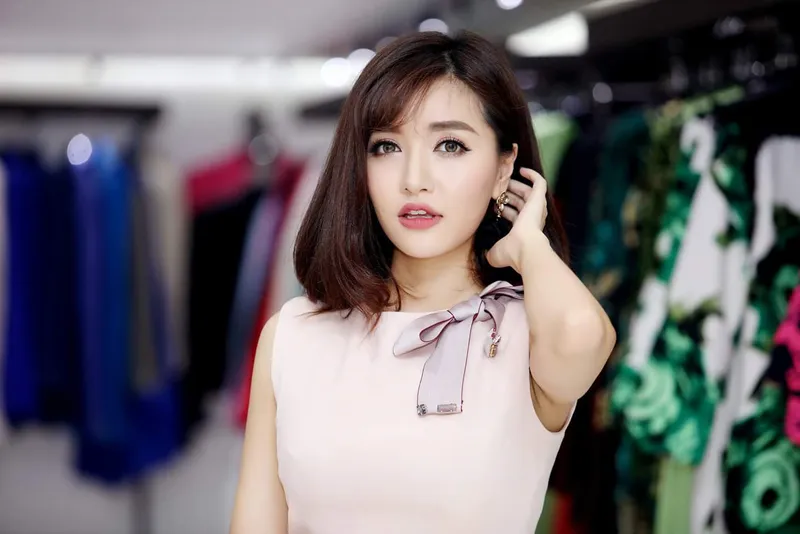 Hình ảnh cận mặt Bích Phương trong lúc biểu diễn Hình ảnh cận mặt Bích Phương trong lúc biểu diễn