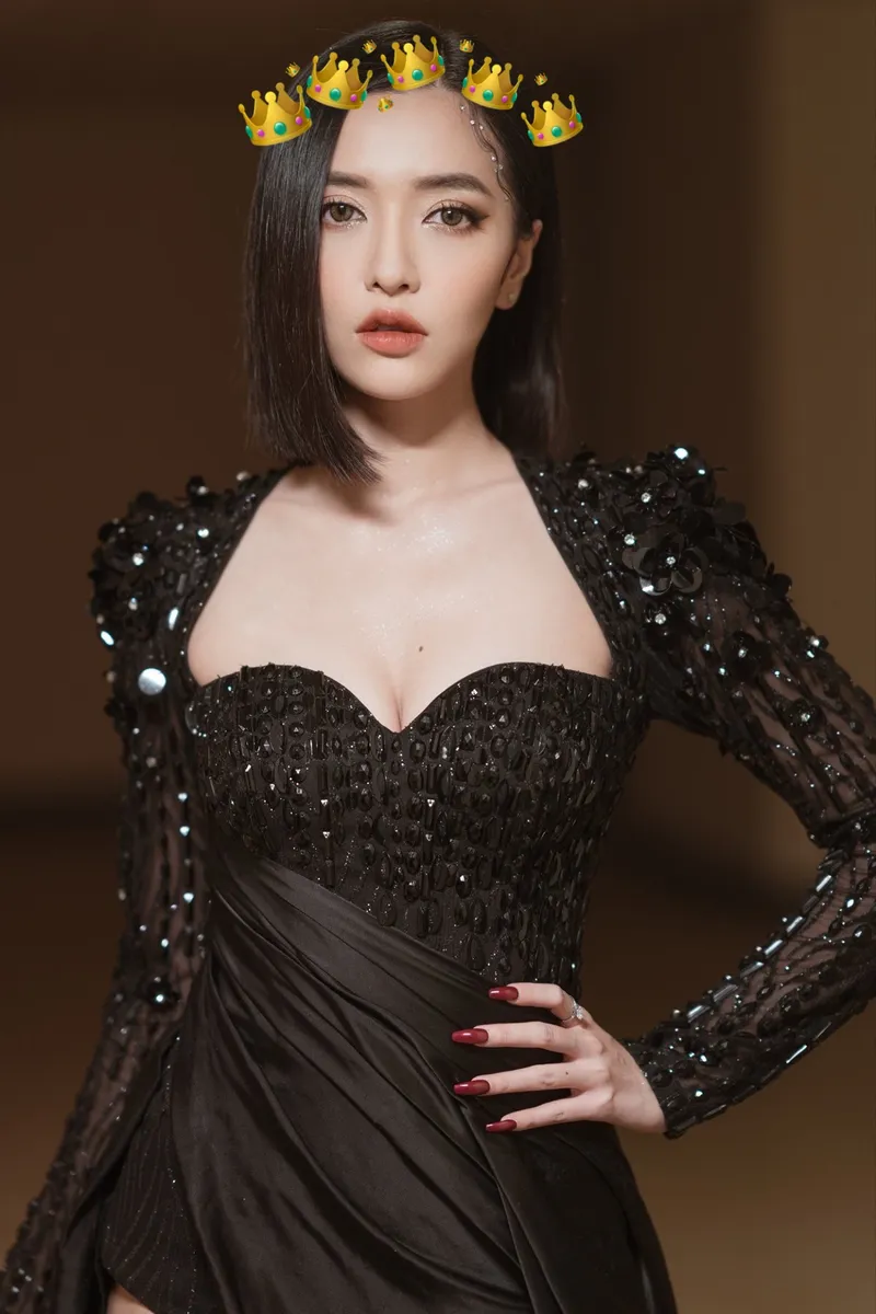 Bích Phương với biểu cảm tự nhiên khi biểu diễn Bích Phương với biểu cảm tự nhiên khi biểu diễn