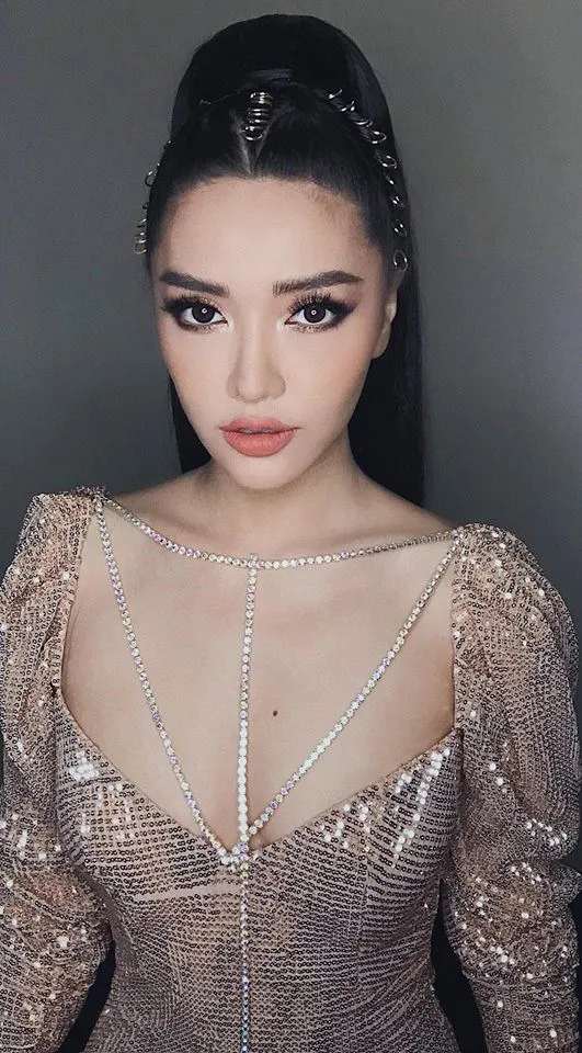 Bích Phương biểu diễn tại một buổi nhạc sống Bích Phương biểu diễn tại một buổi nhạc sống