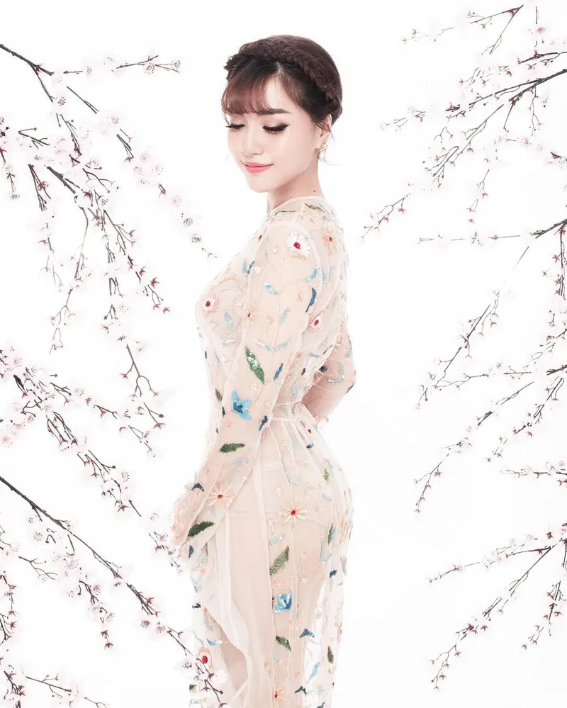 Bích Phương cùng khán giả thưởng thức âm nhạc Bích Phương cùng khán giả thưởng thức âm nhạc