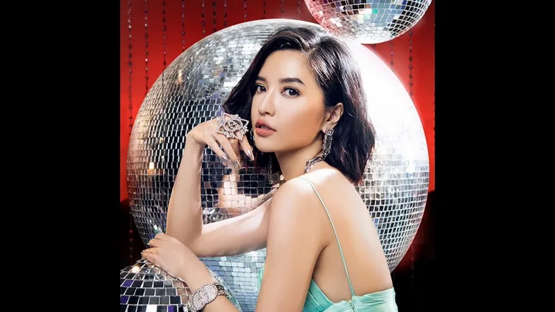 Gương mặt của Bích Phương khi biểu diễn Gương mặt của Bích Phương khi biểu diễn