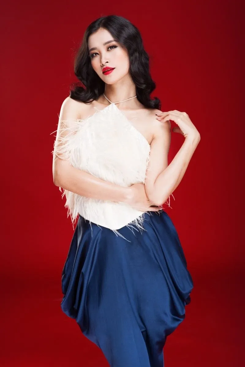 Hình ảnh biểu cảm của Hoàng Thùy Linh khi gặp fan Hình ảnh biểu cảm của Hoàng Thùy Linh khi gặp fan