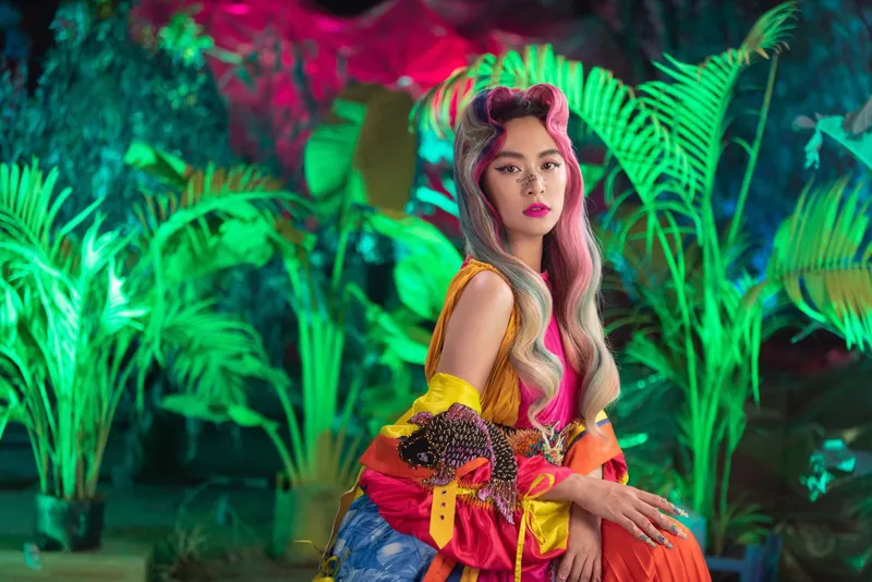 Hoàng Thùy Linh bên cạnh các fan hâm mộ yêu quý Hoàng Thùy Linh bên cạnh các fan hâm mộ yêu quý