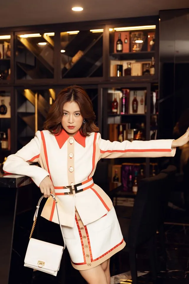 Nụ cười ấm áp của Hoàng Thùy Linh với fan Nụ cười ấm áp của Hoàng Thùy Linh với fan