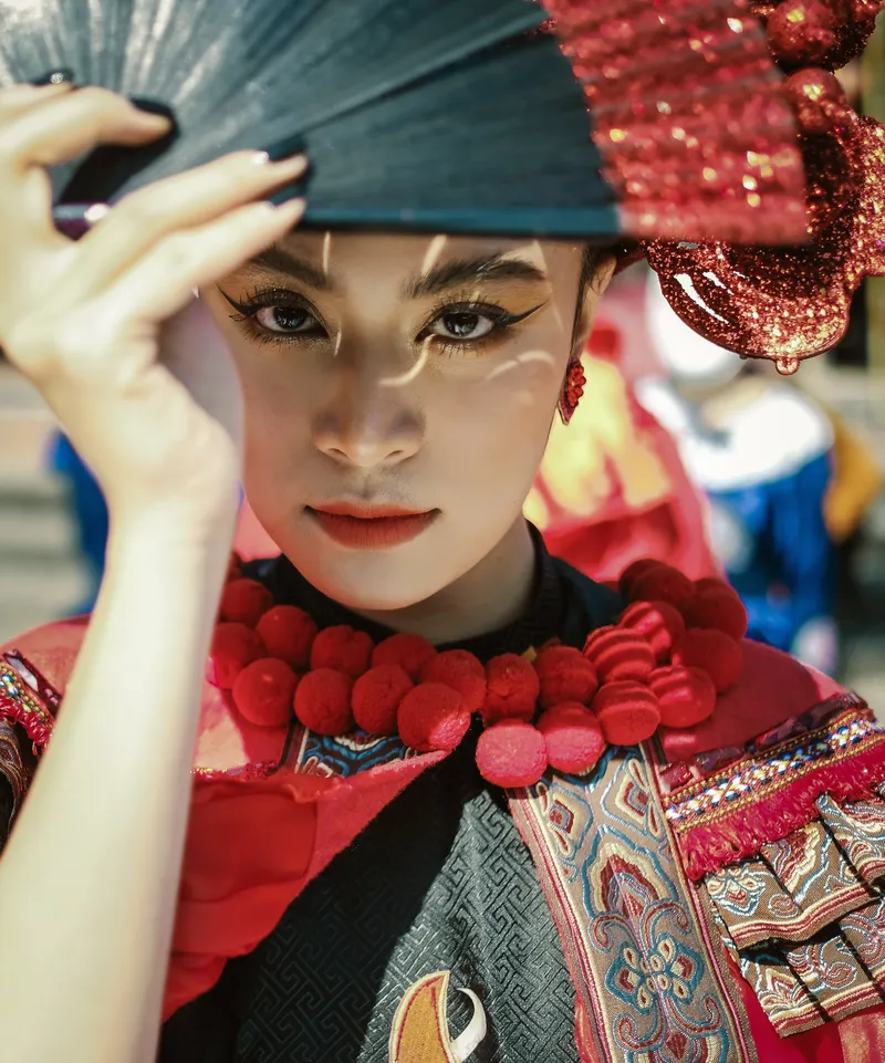Hình ảnh thể hiện sự thân thiện của Hoàng Thùy Linh Hình ảnh thể hiện sự thân thiện của Hoàng Thùy Linh