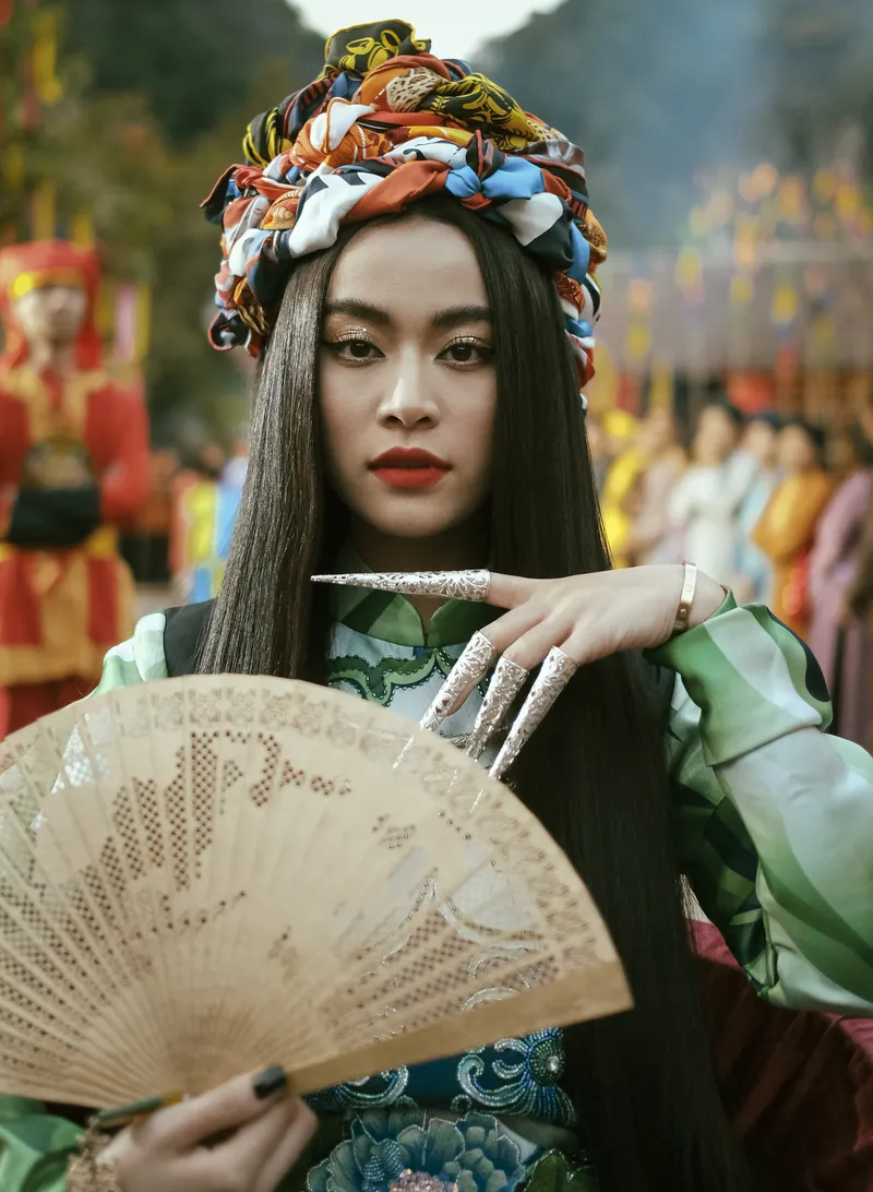 Ca sĩ Hoàng Thùy Linh trong buổi ký tặng Ca sĩ Hoàng Thùy Linh trong buổi ký tặng