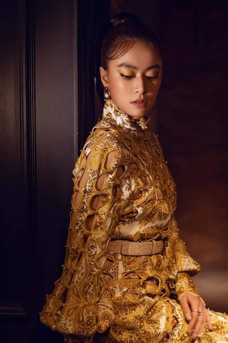 Hoàng Thùy Linh cùng đội ngũ sản xuất tại sự kiện âm nhạc Hoàng Thùy Linh cùng đội ngũ sản xuất tại sự kiện âm nhạc