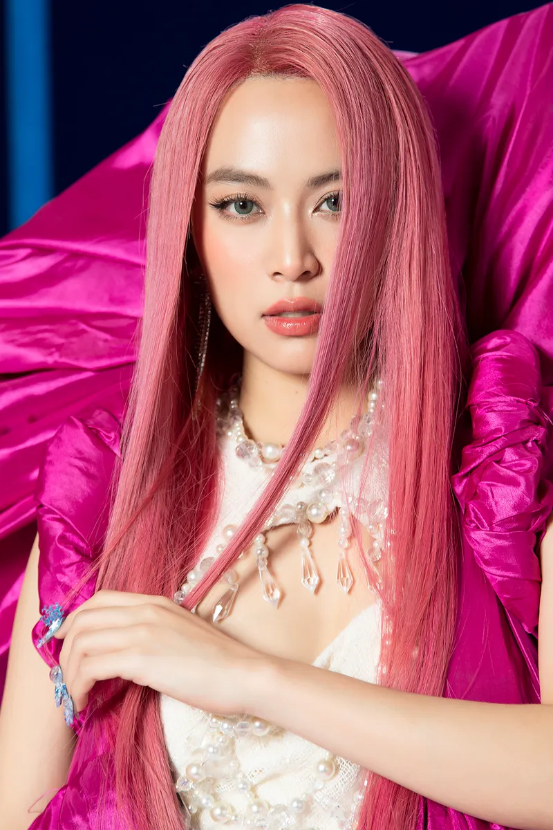 Hình ảnh ngập tràn niềm vui của Hoàng Thùy Linh Hình ảnh ngập tràn niềm vui của Hoàng Thùy Linh