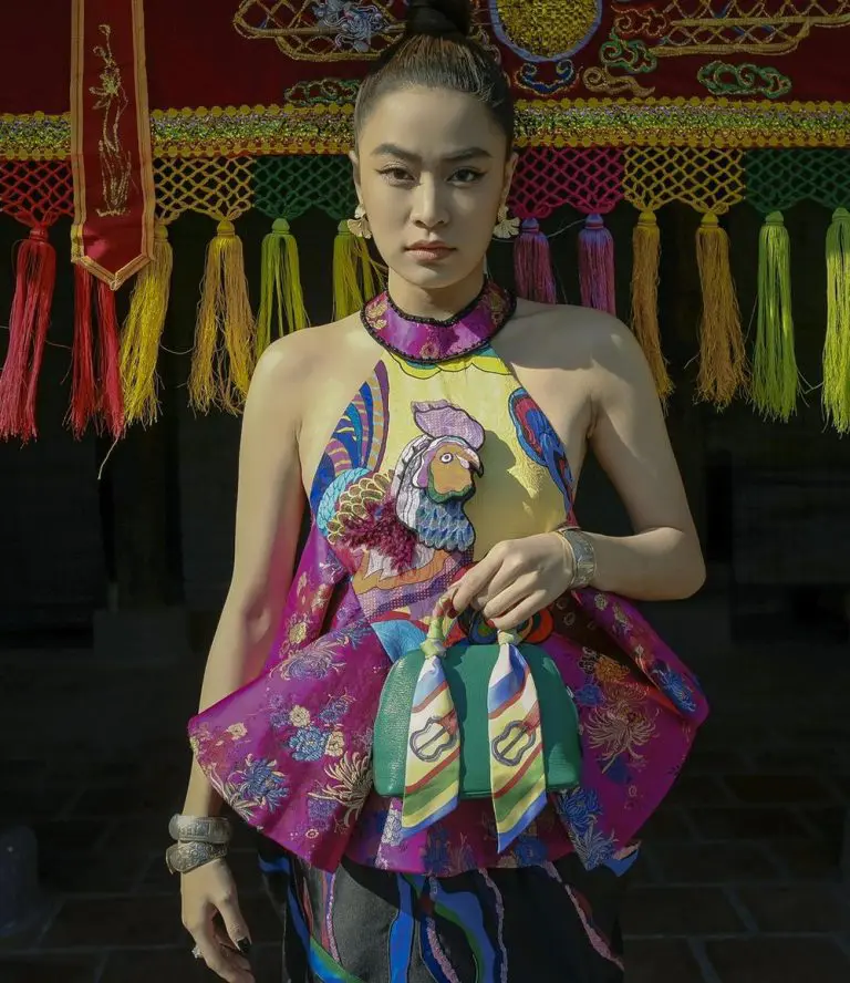 Biểu cảm tươi vui của Hoàng Thùy Linh Biểu cảm tươi vui của Hoàng Thùy Linh