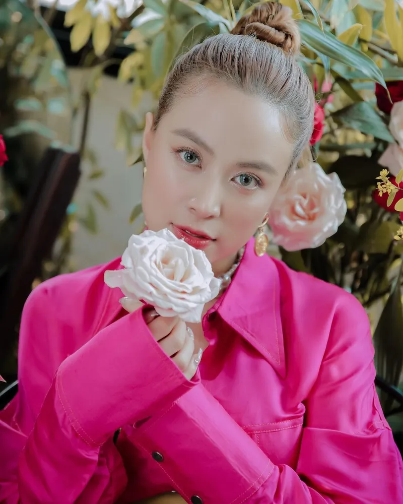 Hoàng Thùy Linh ký hợp đồng âm nhạc mới Hoàng Thùy Linh ký hợp đồng âm nhạc mới