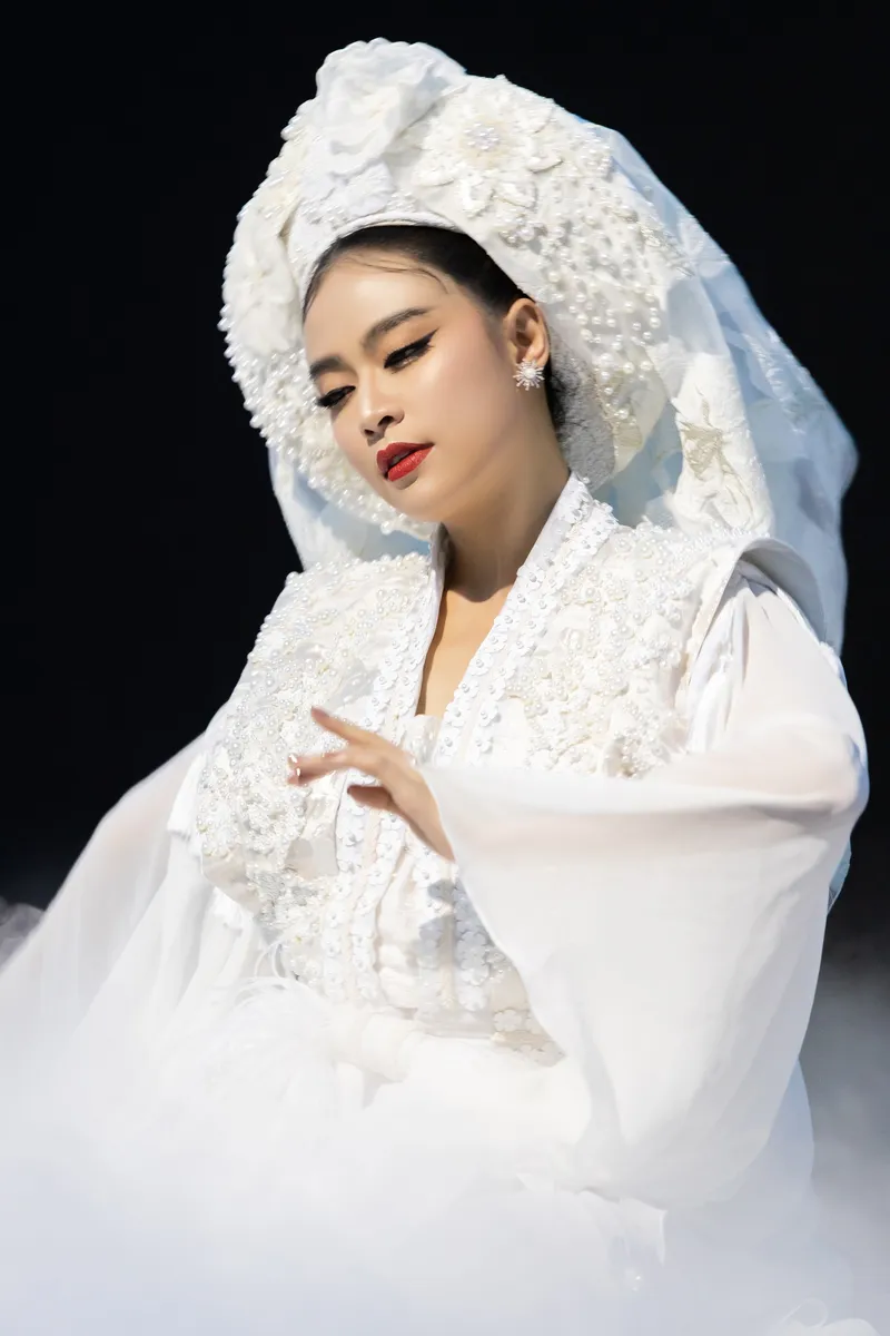 Gương mặt tập trung của Hoàng Thùy Linh khi làm việc Gương mặt tập trung của Hoàng Thùy Linh khi làm việc