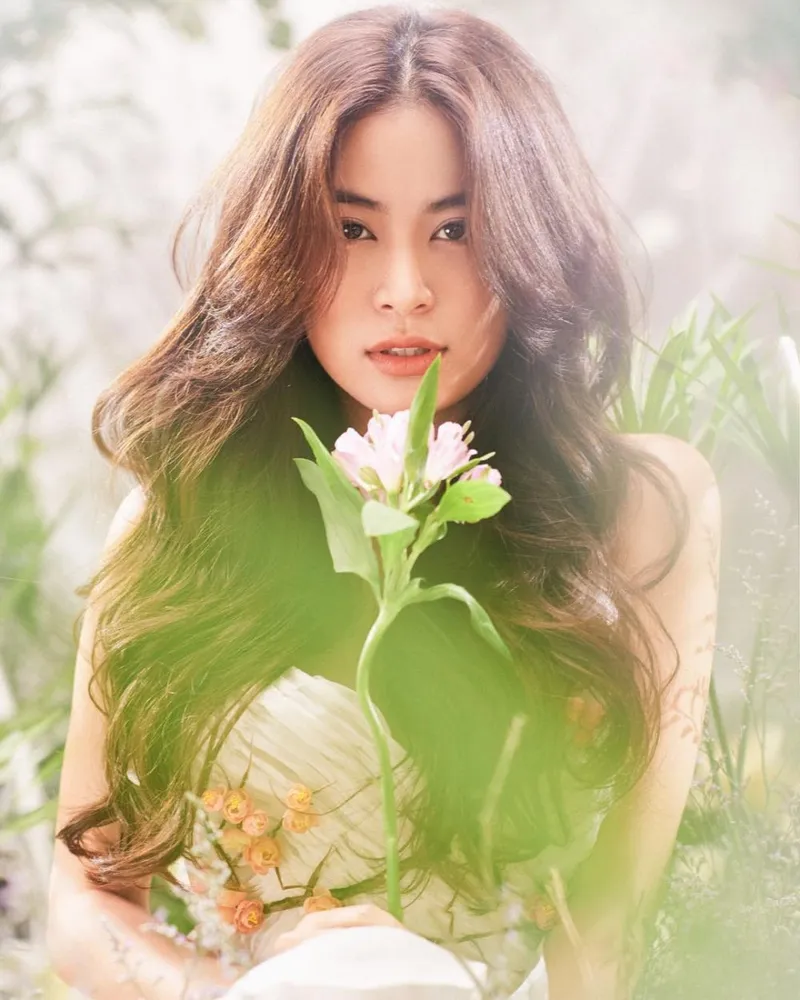 Ca sĩ Hoàng Thùy Linh ký tặng người hâm mộ trong sự kiện Ca sĩ Hoàng Thùy Linh ký tặng người hâm mộ trong sự kiện