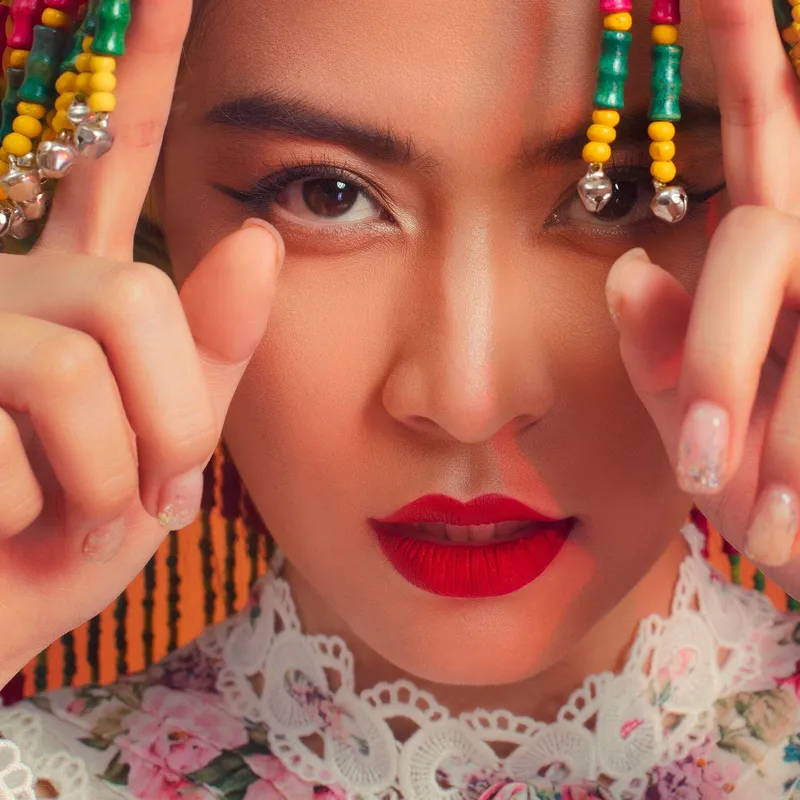 Ca sĩ Hoàng Thùy Linh ký tặng fan Ca sĩ Hoàng Thùy Linh ký tặng fan