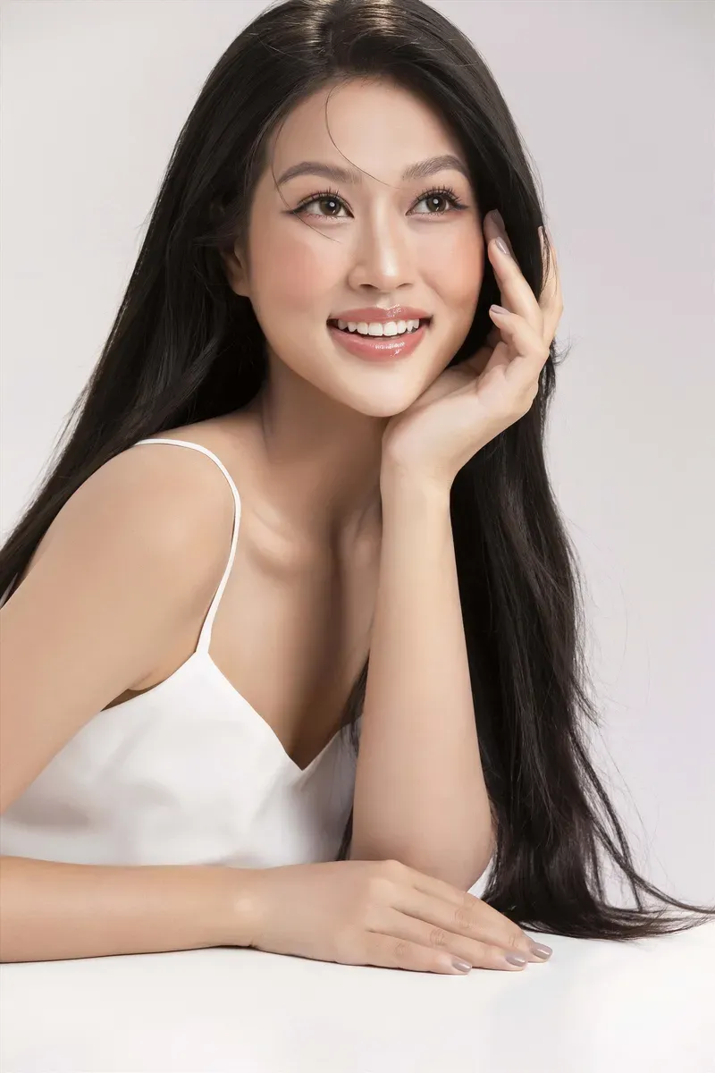Đoàn Thiên Ân trong ánh nắng nhẹ. Đoàn Thiên Ân trong ánh nắng nhẹ.