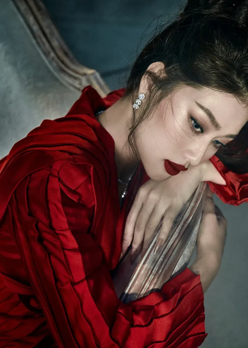 Đoàn Thiên Ân nhìn thẳng vào máy ảnh. Đoàn Thiên Ân nhìn thẳng vào máy ảnh.