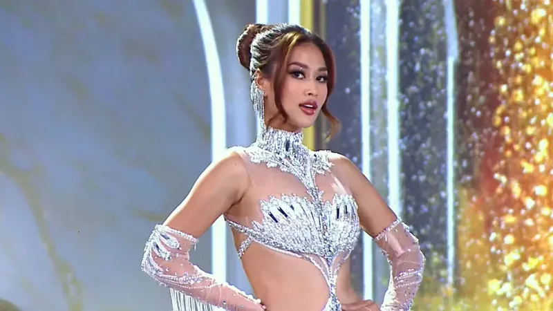 Hoa hậu Đoàn Thiên Ân nhìn xa xăm. Hoa hậu Đoàn Thiên Ân nhìn xa xăm.
