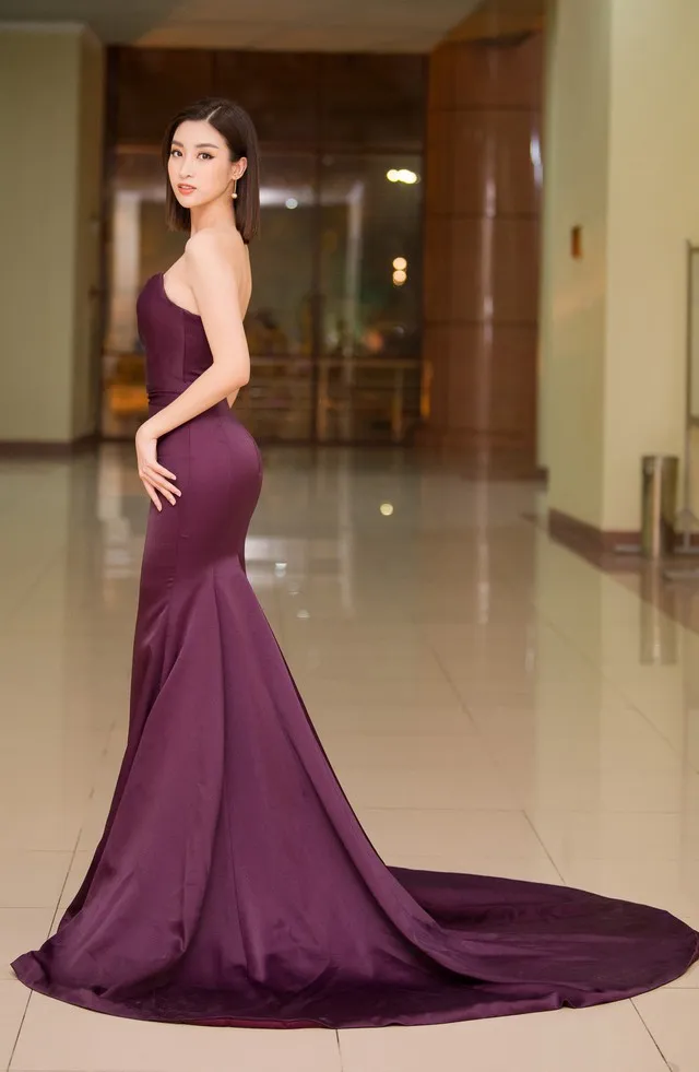 Đỗ Mỹ Linh giữa rừng hoa sắc màu Đỗ Mỹ Linh giữa rừng hoa sắc màu