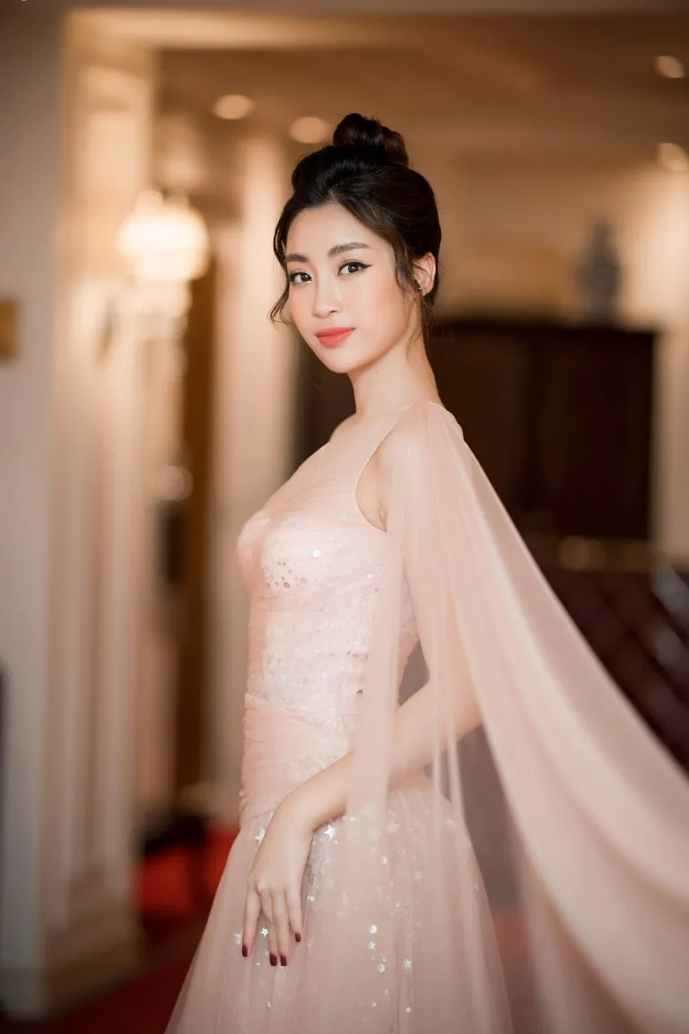 Hoa hậu Đỗ Mỹ Linh trong khu vườn xanh mát Hoa hậu Đỗ Mỹ Linh trong khu vườn xanh mát