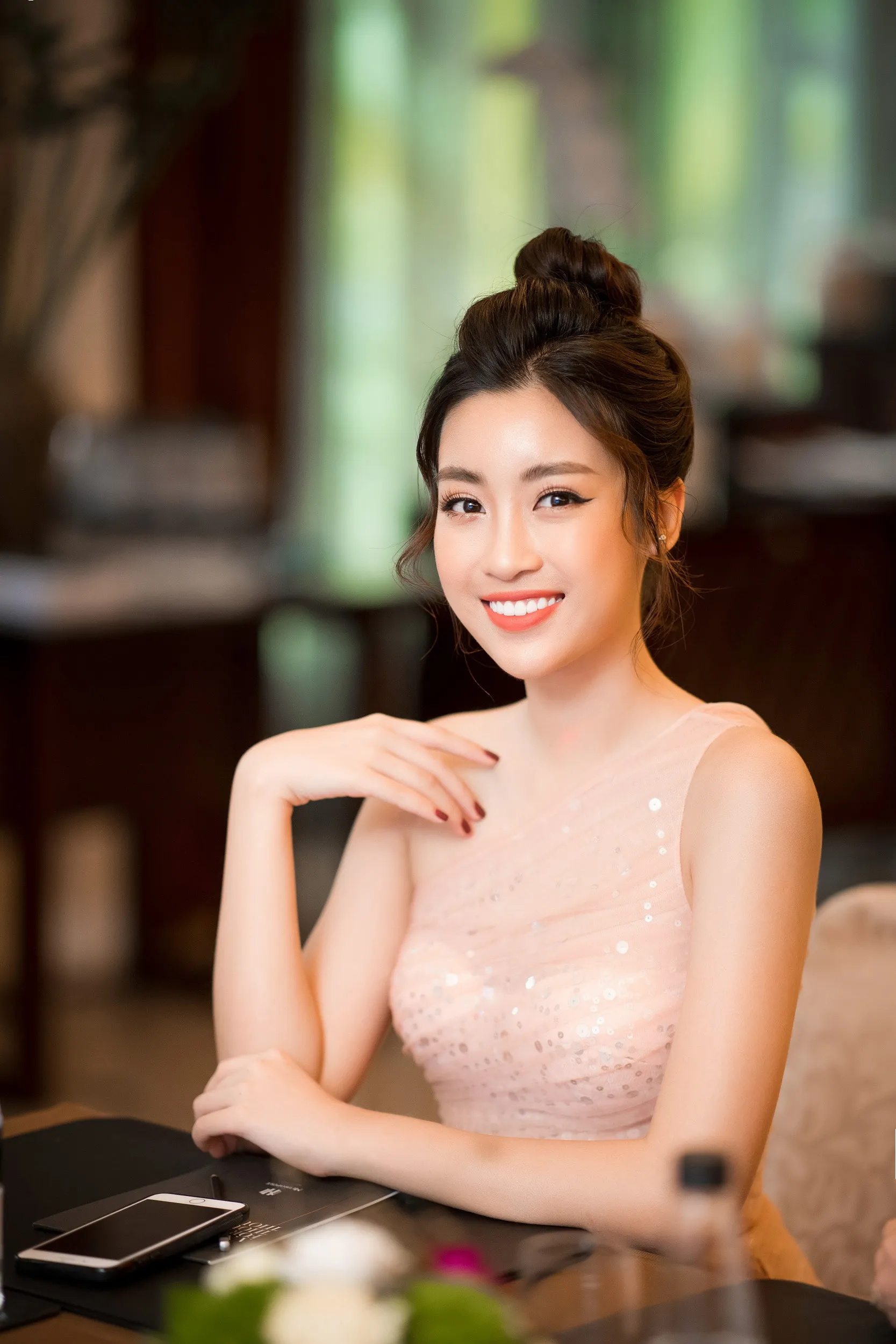 Đỗ Mỹ Linh trong buổi chụp ảnh ngoài trời Đỗ Mỹ Linh trong buổi chụp ảnh ngoài trời