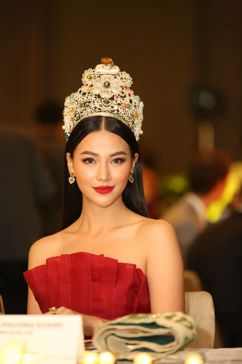 Phương Khánh nổi bật với vẻ đẹp sang trọng