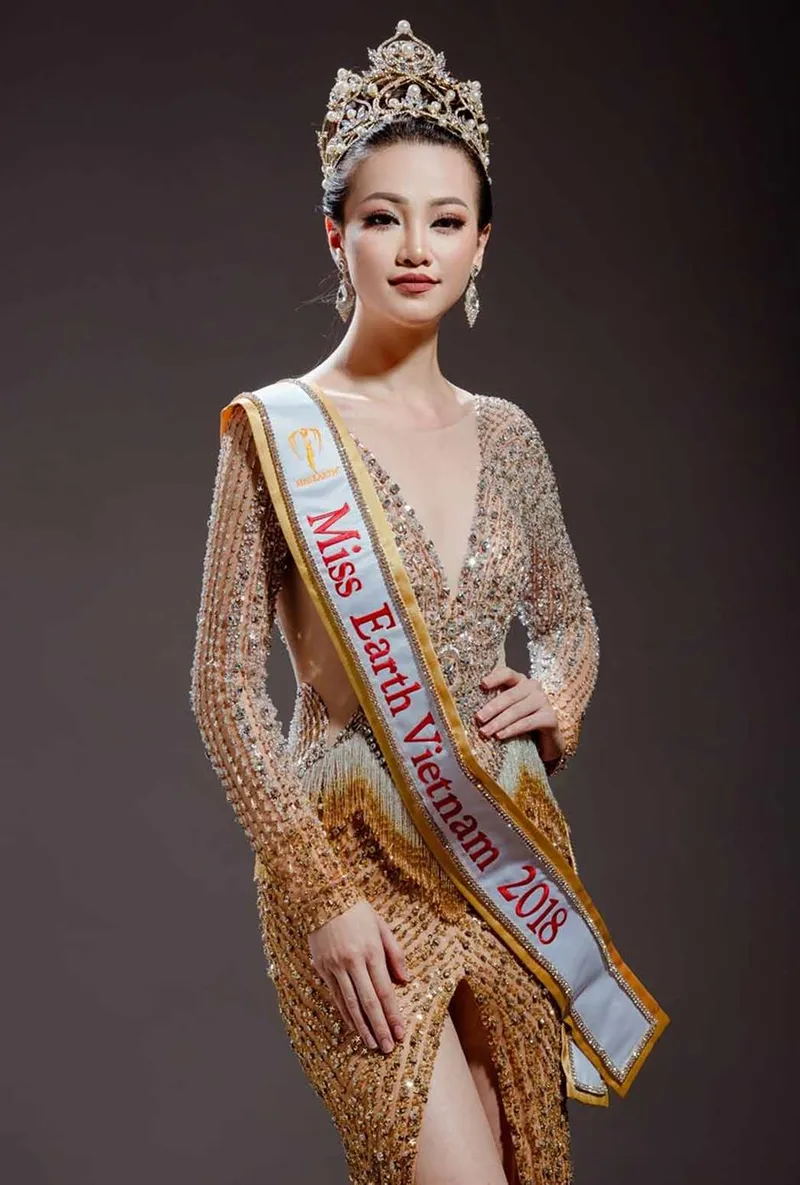 Phương Khánh nổi bật trong trang phục truyền thống