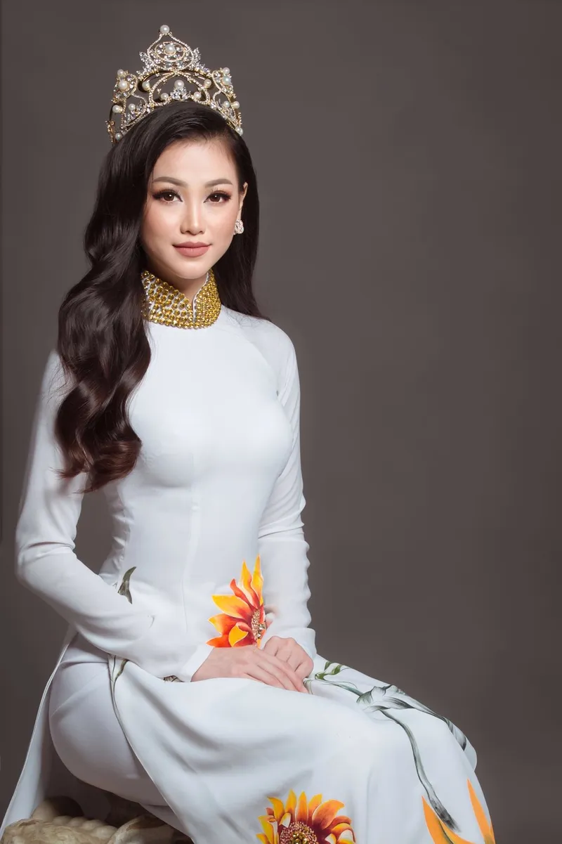 Hình Phương Khánh làm nổi bật vẻ đẹp Việt kiều