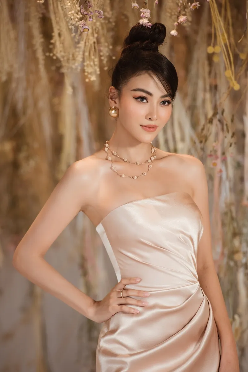 Hình ảnh Phương Khánh mang đến vẻ đẹp thanh lịch