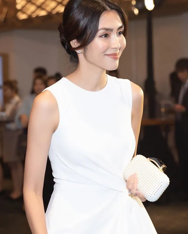 Tăng Thanh Hà cười rạng rỡ bên đồng nghiệp Tăng Thanh Hà cười rạng rỡ bên đồng nghiệp