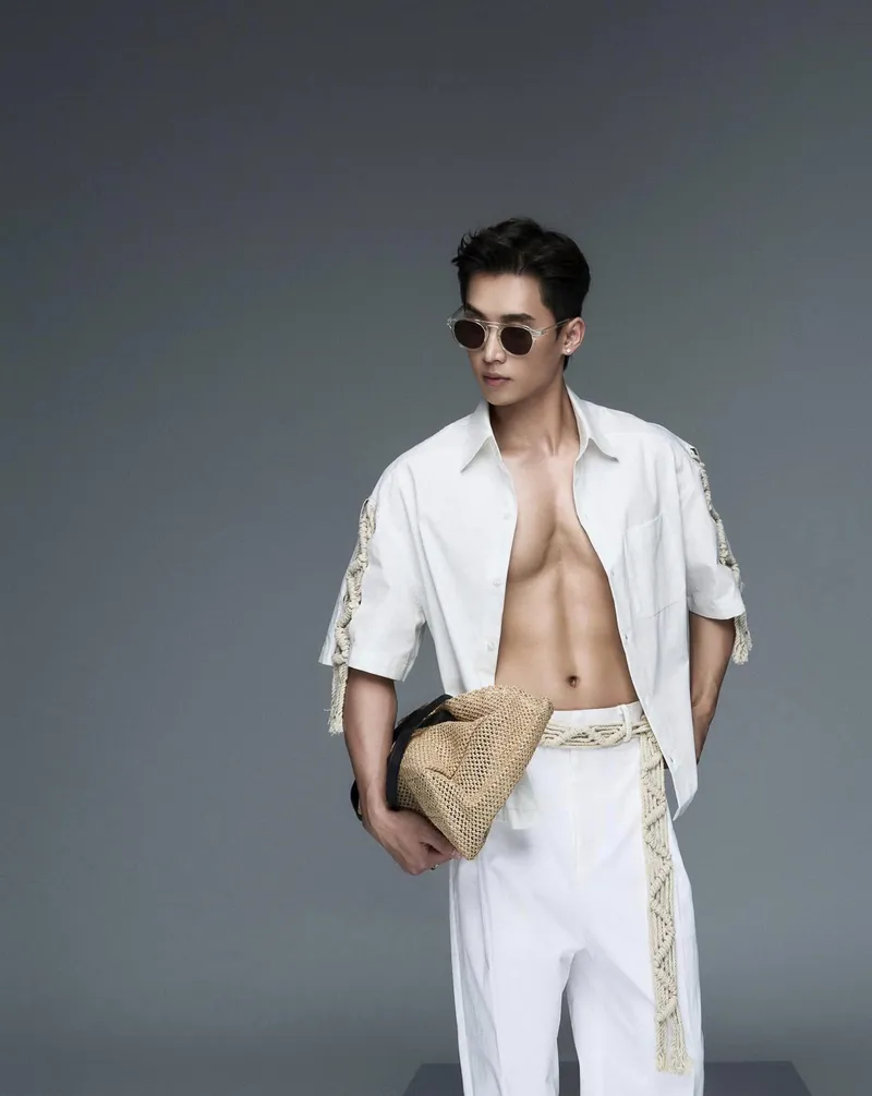 Người mẫu Kang Chul diện trang phục mới đầy phong cách Người mẫu Kang Chul diện trang phục mới đầy phong cách