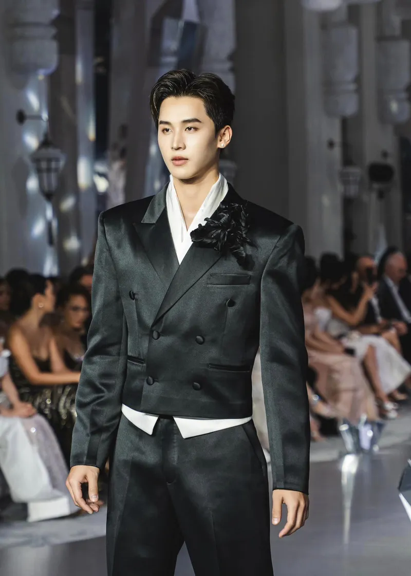 Người mẫu Kang Chul ghi dấu ấn với phong cách cá nhân độc đáo Người mẫu Kang Chul ghi dấu ấn với phong cách cá nhân độc đáo