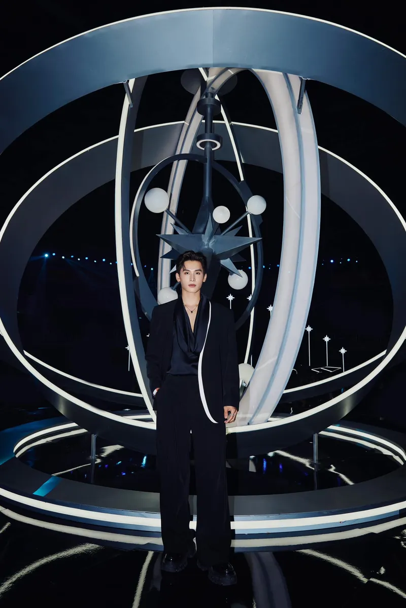 Người mẫu Kang Chul thu hút sự chú ý của người hâm mộ Người mẫu Kang Chul thu hút sự chú ý của người hâm mộ