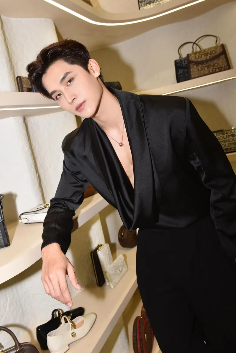 Người mẫu Kang Chul mang đến phong cách hoàn toàn mới lạ Người mẫu Kang Chul mang đến phong cách hoàn toàn mới lạ