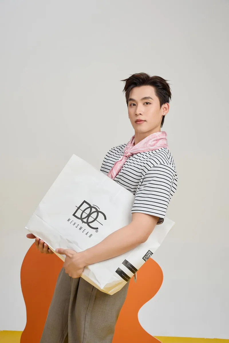 Người mẫu Kang Chul tỏa sáng trong mọi góc chụp Người mẫu Kang Chul tỏa sáng trong mọi góc chụp