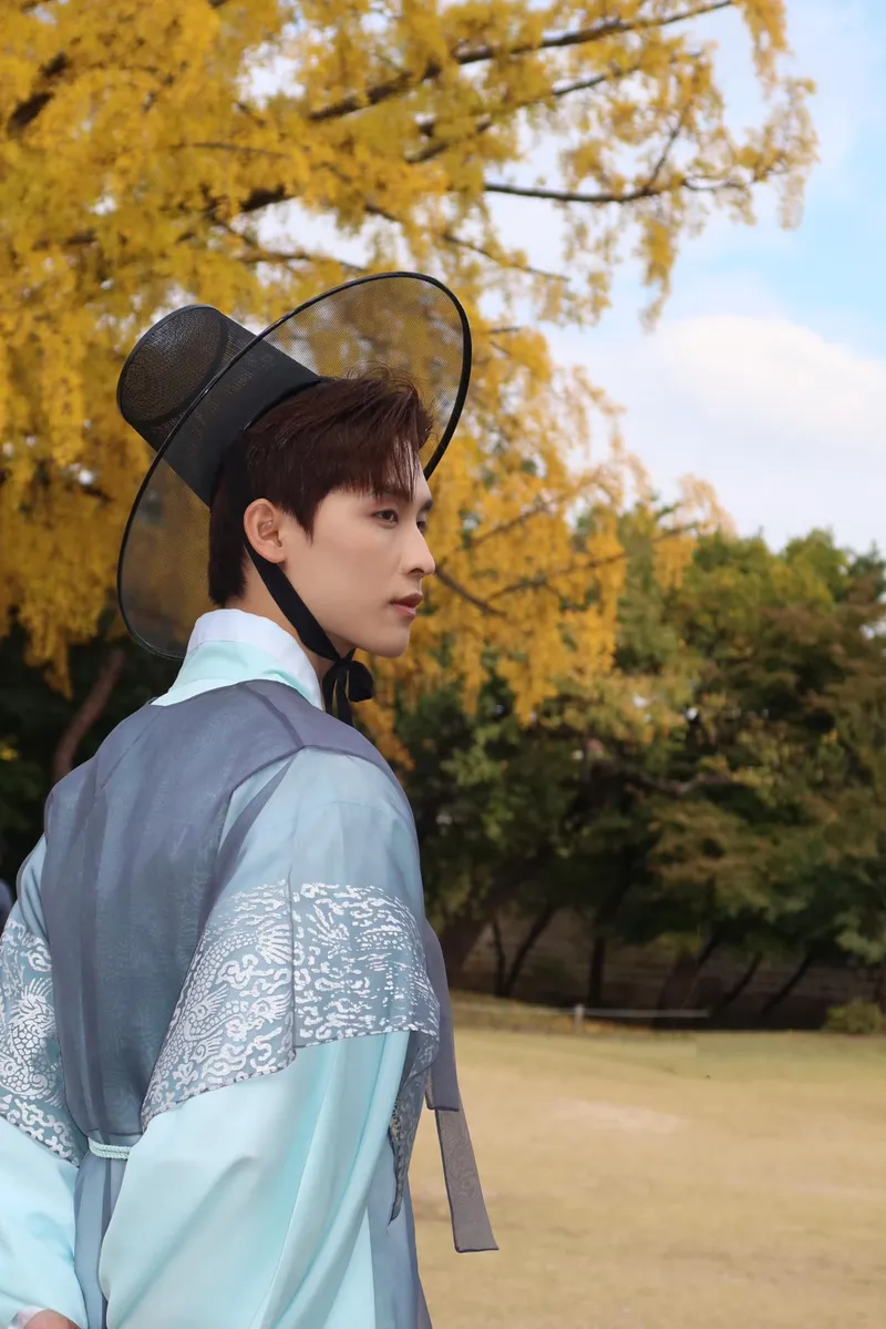 Người mẫu Kang Chul chứng minh tài năng qua từng khung hình Người mẫu Kang Chul chứng minh tài năng qua từng khung hình