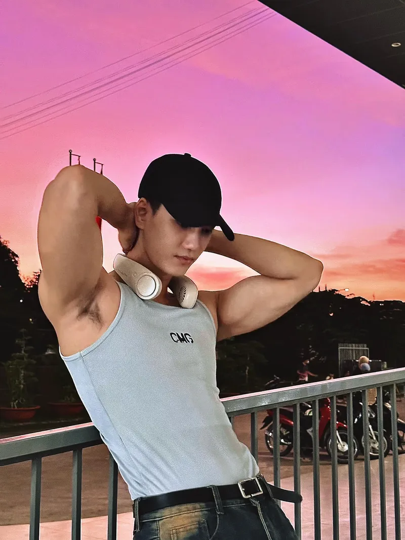 Sự phối hợp hoàn hảo trong trang phục của người mẫu Trần Phước Nguyên Sự phối hợp hoàn hảo trong trang phục của người mẫu Trần Phước Nguyên