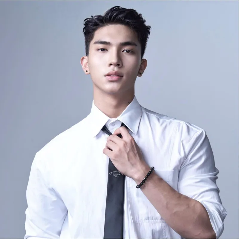 Vẻ đẹp lịch lãm của người mẫu Hoàng Minh Hưng trong ánh sáng tự nhiên Vẻ đẹp lịch lãm của người mẫu Hoàng Minh Hưng trong ánh sáng tự nhiên