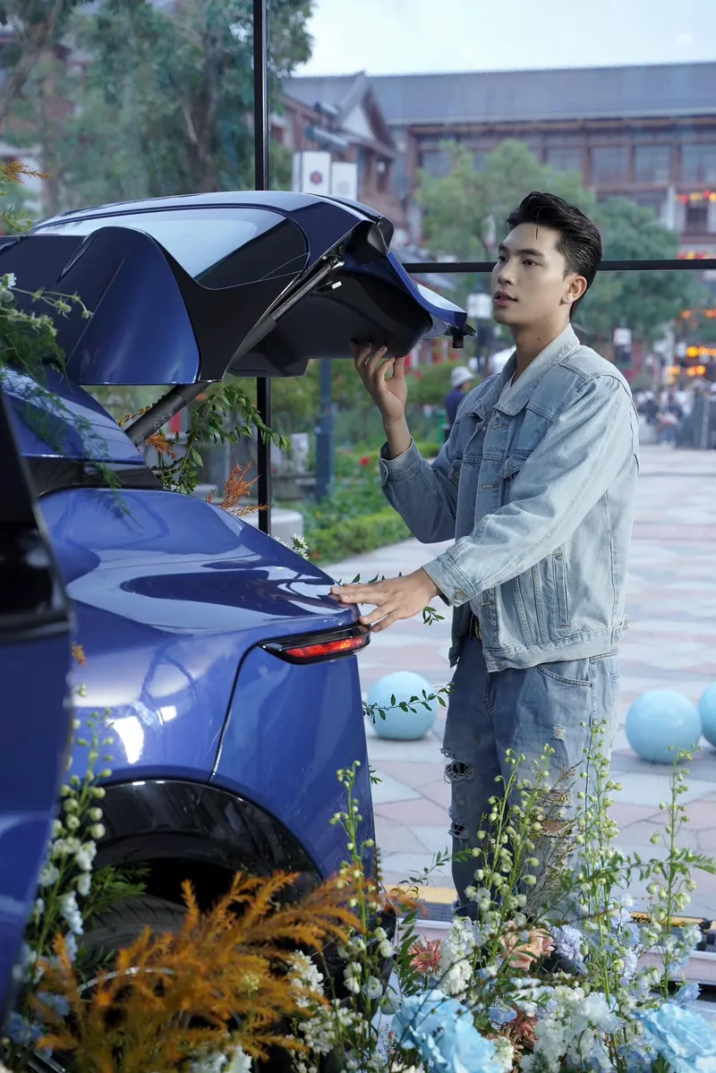 Người mẫu Hoàng Minh Hưng cuốn hút trong không gian tối giản Người mẫu Hoàng Minh Hưng cuốn hút trong không gian tối giản
