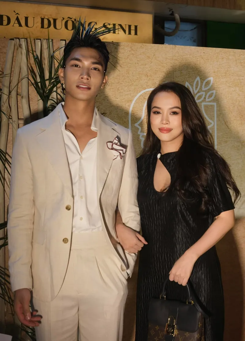 Người mẫu Hoàng Minh Hưng chinh phục khán giả bằng thần thái ấn tượng Người mẫu Hoàng Minh Hưng chinh phục khán giả bằng thần thái ấn tượng