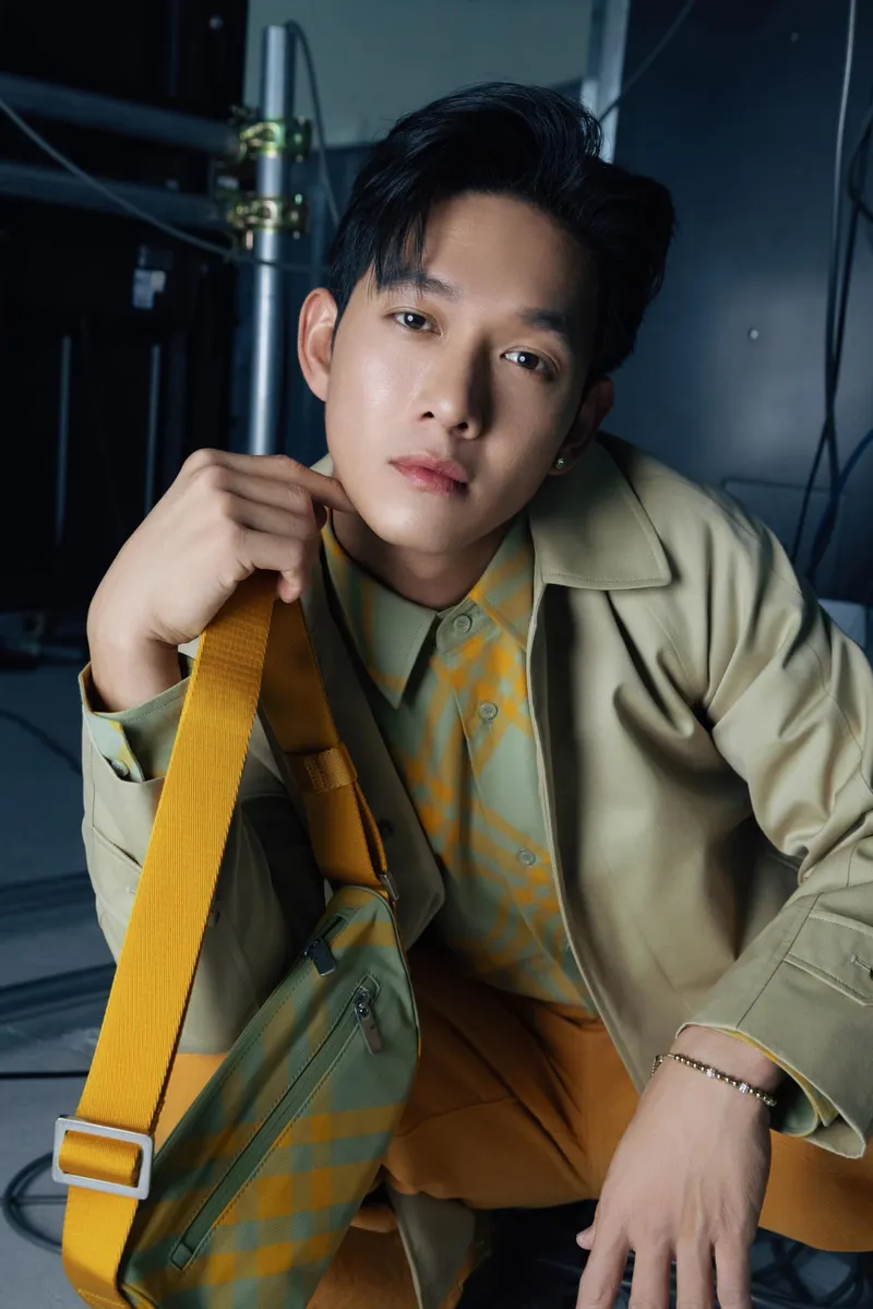 Ca sĩ diễn viên Song Luân nổi bật với vẻ điển trai cuốn hút