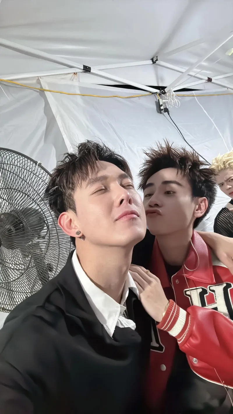 Hình ảnh ca sĩ diễn viên Song Luân bên cạnh fan hâm mộ nhiệt tình