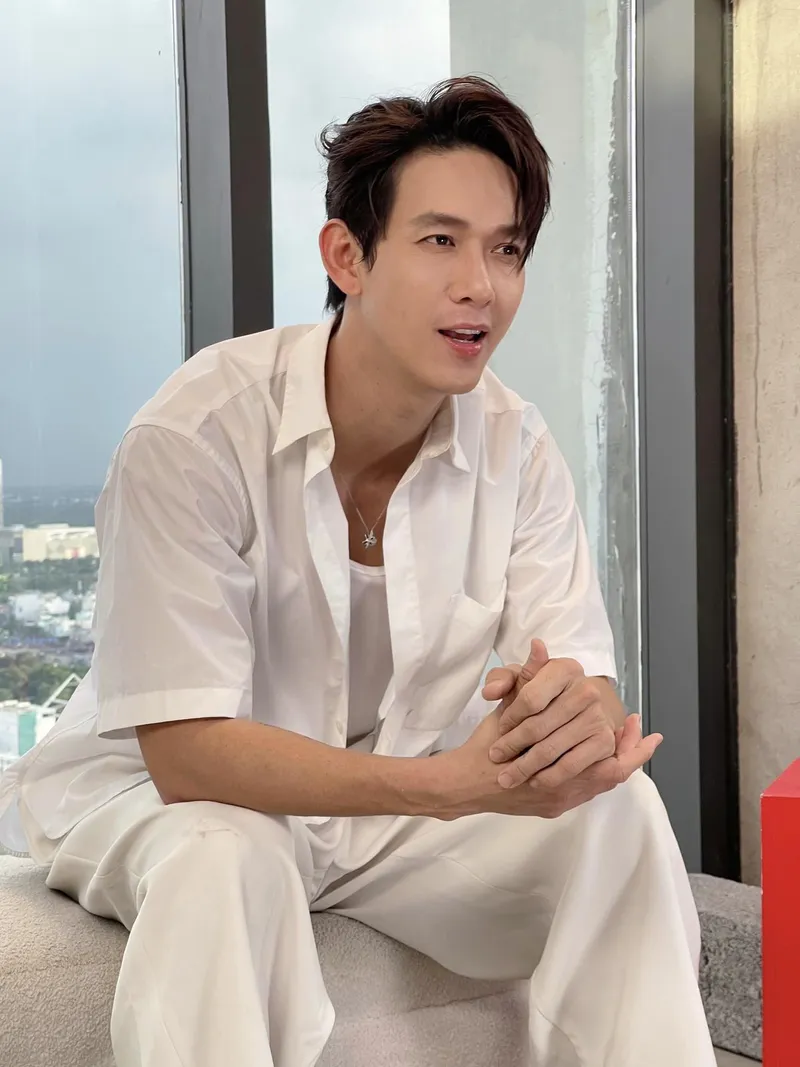 Ca sĩ diễn viên Song Luân diện vest bảnh bao tại lễ trao giải