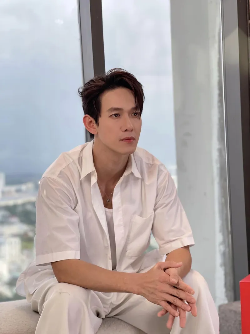 Thần thái tự tin của ca sĩ diễn viên Song Luân trên thảm đỏ