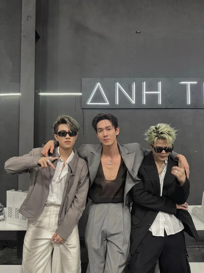 Phong cách trẻ trung của ca sĩ diễn viên Song Luân trong buổi họp fan