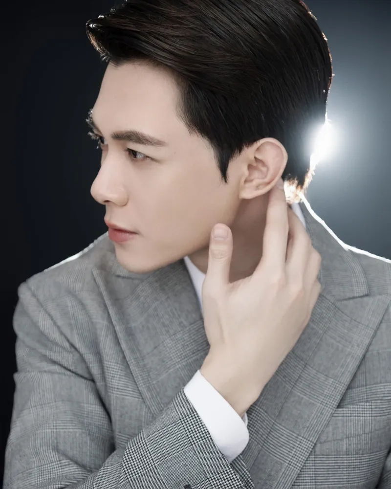 Diễn viên Anh Tú atus xuất hiện với phong cách lịch lãm Diễn viên Anh Tú atus xuất hiện với phong cách lịch lãm