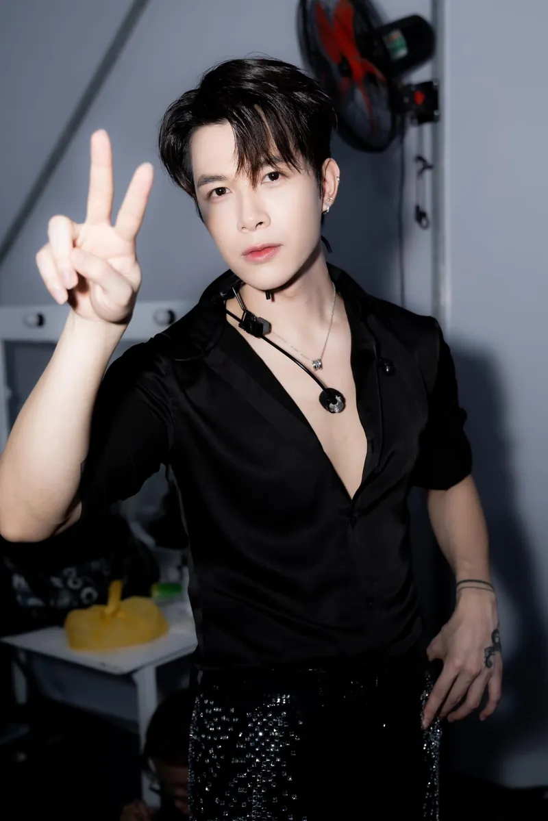 Hình ảnh hậu trường của diễn viên Anh Tú atus Hình ảnh hậu trường của diễn viên Anh Tú atus