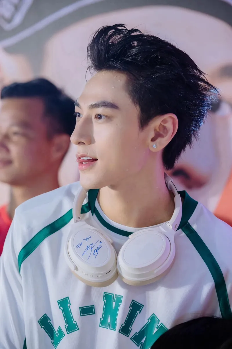 Khoảnh khắc tự nhiên của Phạm Lưu Tuấn Tài Isaac ngoài đời