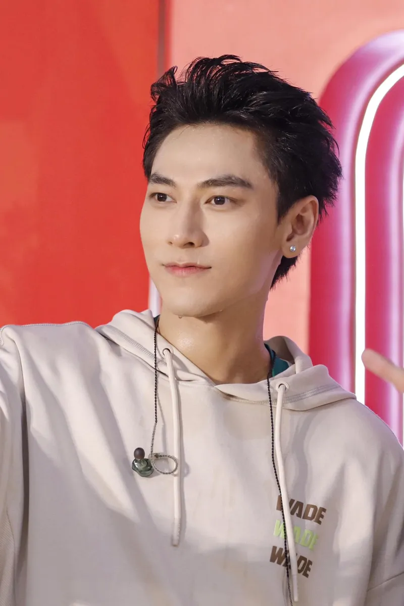 Hình ảnh độc quyền của Phạm Lưu Tuấn Tài Isaac trong MV mới