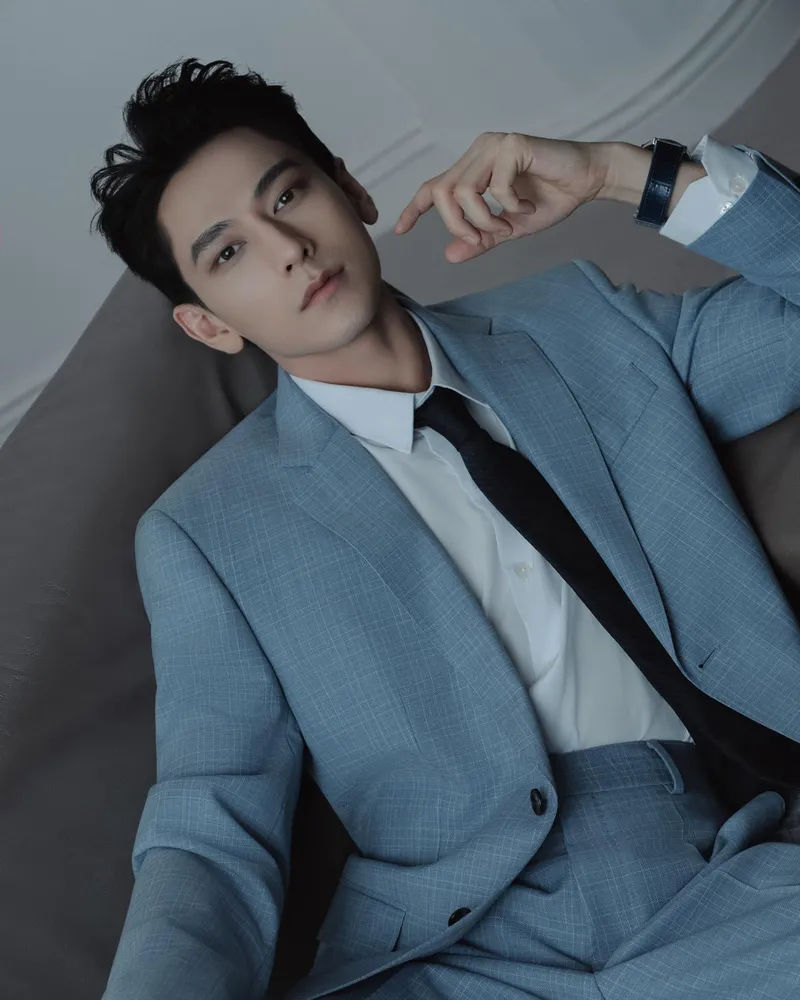 Phạm Lưu Tuấn Tài Isaac trong bộ vest lịch lãm